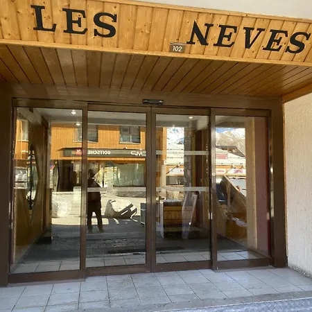 Neves - Location: Ensoleille Pour 4 Personnes Dans Un Quartier Anime アパート